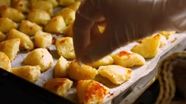Fırında kızartılmış altın patatesleri yağ, tuz ve karabiberle pişirmek. Fırında kızartılmış patates pişirme işlemi.