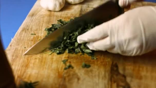 Picar perejil con un cuchillo en una tabla de madera. Proceso de cocción de patatas asadas al horno perfectas. Cronograma — Vídeos de Stock