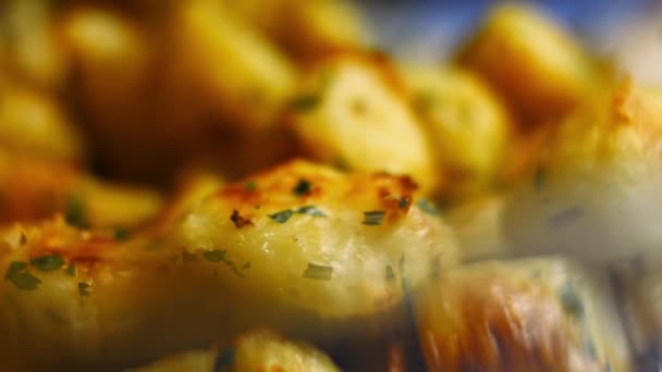 黄金のジャガイモをロースト半分にフォークを使用しています。中は柔らかく、外はカリッと。完璧なオーブンローストポテトを調理するプロセス。マクロビュー — ストック動画