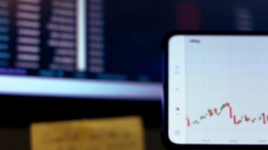 Akıllı telefondan şifreli para birimi grafiği analiz ediliyor. Borsada eBay 'den alıntılar. Akıllı telefondaki uygulamayı ekranda görüntüle. Makro görünüm