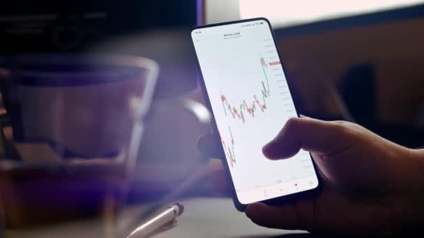 Grafico di analisi della valuta crypto online su smartphone mentre bevi il tè. Guardavo appunti. Quotazioni di btc in borsa. Visualizza l'app sullo schermo dello smartphone — Video Stock