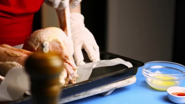 Chef hembra arreglando una gran salpicadura de pollo crudo en una bandeja para hornear, preparándose para ser sazonada y cocida. Proceso de cocción shkmeruli - plato georgiano — Vídeos de Stock