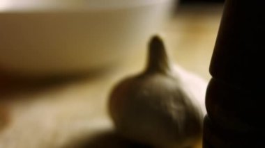 Kadın şeflerin elleri bir kaseye sıkılmış sarımsak karanfiline kişniş ekliyor. Baharatları sosa hazırlıyorum. Pişirme işlemi shkmeruli - Gürcü yemeği. Makro görüş, sanatsal çekim