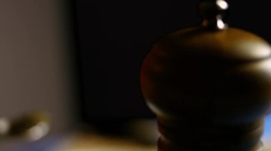 Kadın şeflerin elleri bir kasede ezilmiş sarımsak karanfiline Svan tuzu ekliyor. Baharatları sosa hazırlıyorum. Pişirme işlemi shkmeruli - Gürcü yemeği. Makro görüş, sanatsal çekim