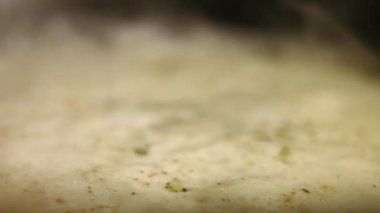 Fırında kızarmış tavuk için sosu hazırlıyorum. Kızartma tavasında sos. Pişirme işlemi shkmeruli - Gürcü yemeği. Makro görünüm