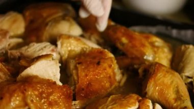 Kızartma tavasına baharatlı sosa oyulmuş büyük fırın kızartılmış tavuk ekliyorum. Pişirme işlemi shkmeruli - Gürcü yemeği. Sanatsal çekim