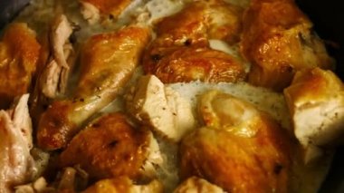 Kızartma tavasında baharatlı sosla pişirilmiş fırında kızarmış tavuk. Pişirme işlemi shkmeruli - Gürcü yemeği. Makro görünüm