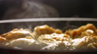 Baharatlı sosla pişirilmiş sıcak, taze pişmiş büyük fırın kızarmış tavuk. Pişirme işlemi shkmeruli - Gürcü yemeği. Makro görünüm