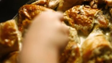 Güzel sarışın kız taze ekmek ile Shkmeruli tadı alıyor. Baharatlı sosla pişirilmiş sıcak, taze pişmiş büyük fırın kızarmış tavuk. Gürcü yemeği