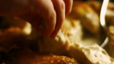 Güzel sarışın kız taze ekmek ile Shkmeruli tadı alıyor. Baharatlı sosla pişirilmiş sıcak, taze pişmiş büyük fırın kızarmış tavuk. Gürcü yemeği
