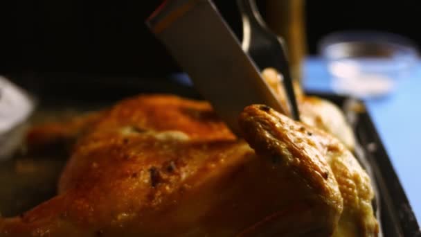 Eine Köchin halbiert auf einem Backblech einen großen Spatchcocks-Ofen mit gebratenem Huhn. Prozess des Kochens shkmeruli - georgisches Gericht — Stockvideo