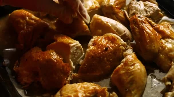 Im Ofen gebratenes Hühnchen auf einem Backblech. Prozess des Kochens shkmeruli - georgisches Gericht — Stockvideo