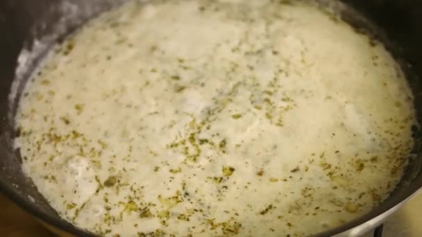 Preparare la salsa per il pollo arrosto al forno. Salsa bollente in padella. Processo di cottura di shkmeruli - piatto georgiano. Vista dall'alto — Video Stock