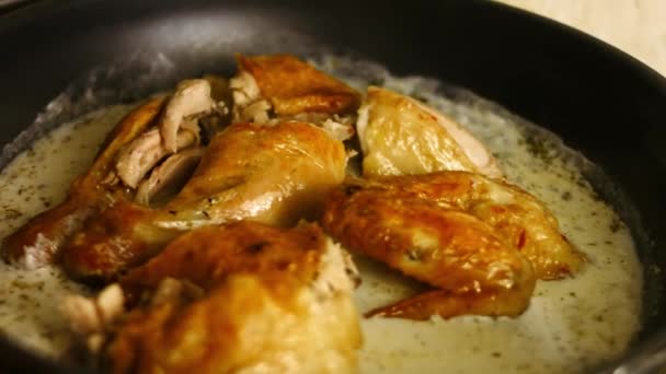 在煎锅中加入切好的大烤鸡加入调味酱.Shkmeruli格鲁吉亚菜的烹调过程 — 图库视频影像