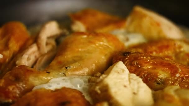 Stufato di pollo arrosto in salsa speziata in una padella. Processo di cottura shkmeruli - piatto georgiano — Video Stock