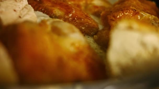 Estofado de pollo asado al horno grande tallado en salsa especiada en una sartén. El proceso de cocción shkmeruli - el plato georgiano. Vista macro — Vídeos de Stock