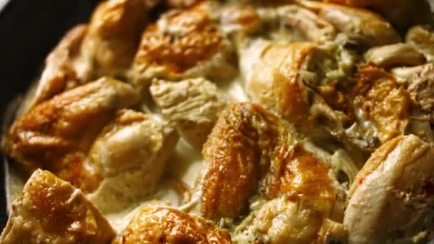 갓 요리 한 커다란 오븐에 양념 양념 양념을 친 닭고기를 넣는다. 시클 렐 리 - 조지아식 요리 — 비디오