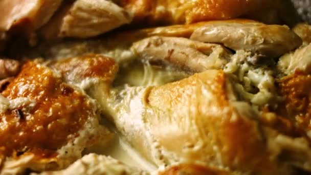 Varm nykokt stor ugnsstekt kyckling stuvad i kryddad sås. Process för matlagning shkmeruli - georgiska skålen. Makroutsikt — Stockvideo
