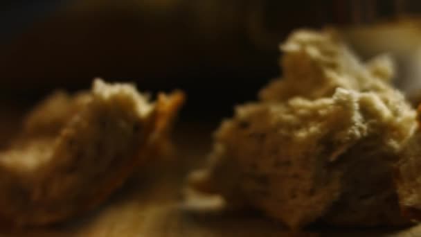 Mooi blond klein meisje smaakt Shkmeruli met vers zacht brood. Heet vers gekookte grote oven gebraden kip gestoofd in gekruide saus. Shkmeruli - Georgisch gerecht. Artistieke schietpartij — Stockvideo