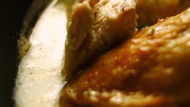 Poulet rôti au four chaud fraîchement cuit dans une sauce épicée dans une poêle. Shkmeruli - plat géorgien. Vue macro — Video