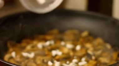 Antarktika Mutfak Sırrı. Kırmızı turplu mantar ezmeli sandviç. 4k Tarifi