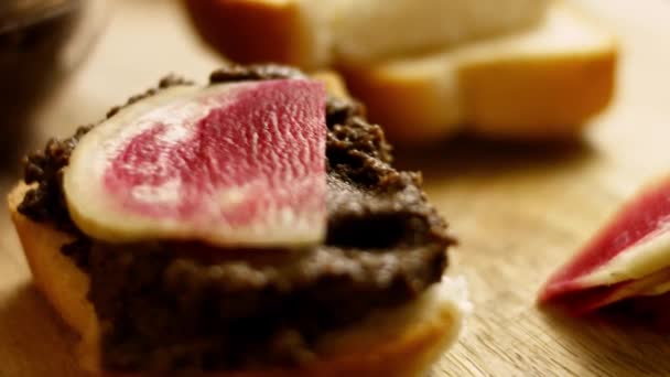 Antarctica Cuisine Secret. Sandwich de paté de champiñones con rábano rojo. Receta 4k — Vídeo de stock