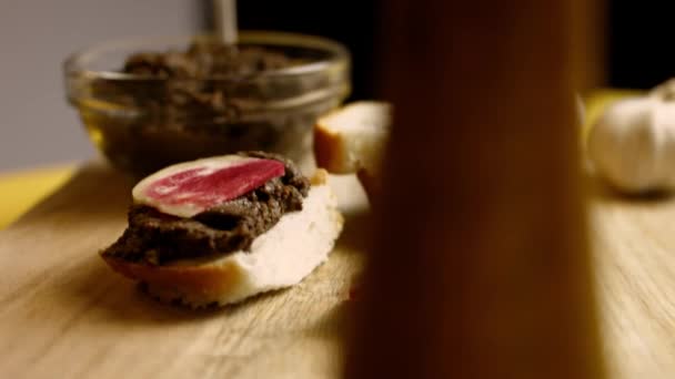Antarctica Cuisine Secret. Paddestoel Pate sandwich met Red Radish. 4k Recept — Stockvideo