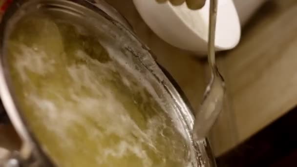 Come fare il purè di patate cremoso con Cheddar. Ricetta 4k. Seguire 4 semplici passaggi — Video Stock