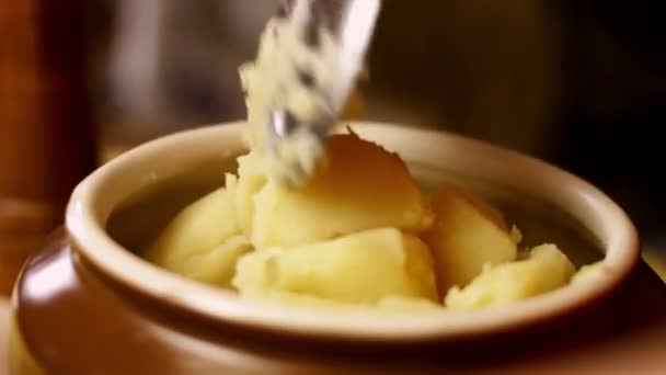 Çedarlı kremalı patates püresi nasıl yapılır? Tarif 4K. 4 kolay adımı takip et — Stok video