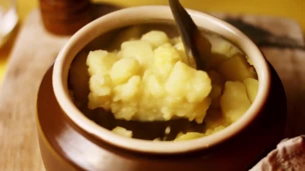 Hoe romige aardappelpuree te maken met Cheddar. Recept 4K. Volg 4 eenvoudige stappen — Stockvideo