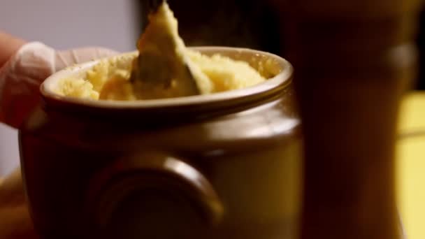 Como fazer purê de batatas cremoso com Cheddar. Receita 4k. Siga 4 passos fáceis — Vídeo de Stock