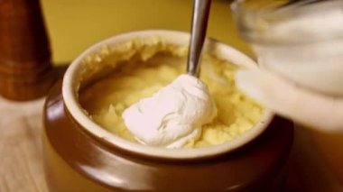 Çedarlı kremalı patates püresi nasıl yapılır? Tarif 4K. 4 kolay adımı takip et