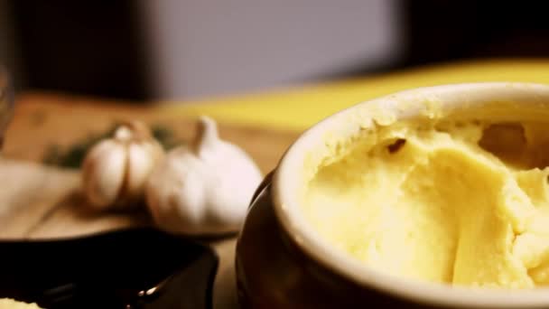 Hur man gör krämig potatismos med Cheddar. Recept 4k. Följ 4 enkla steg — Stockvideo