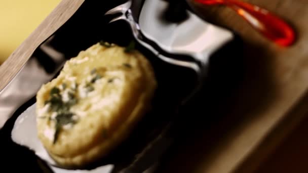 Come fare il purè di patate cremoso con Cheddar. Ricetta 4k. Seguire 4 semplici passaggi — Video Stock