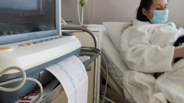 Monitoraggio del test fetale del cuore del bambino sulla pancia delle cinture delle donne incinte. Diagnostica sanitaria in ospedale — Video Stock