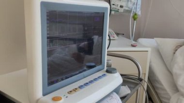 Kemerlerin karnındaki hamile kadın fetüs testini izliyorum. Hastanede Sağlık Teşhisi