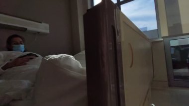 Kemerlerin karnındaki hamile kadın fetüs testini izliyorum. Hastanede Sağlık Teşhisi