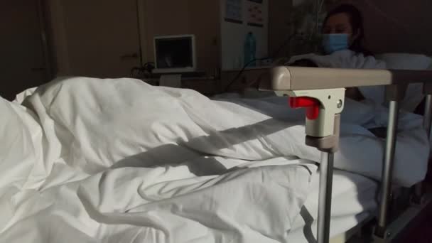 Monitoring van baby hart foetale test op zwangere vrouw buik van riemen. Gezondheidsdiagnose in het ziekenhuis — Stockvideo