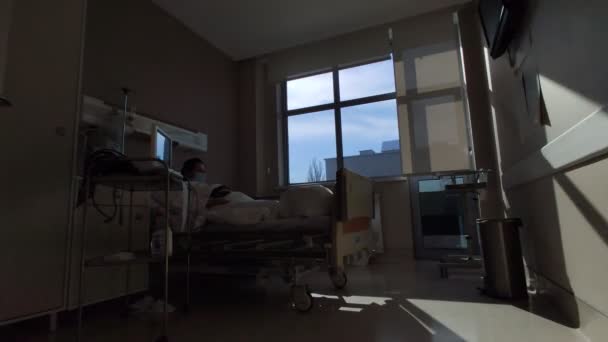 Control de la prueba fetal del corazón del bebé en el vientre de la mujer embarazada de cinturones. Diagnóstico de salud en el hospital — Vídeo de stock