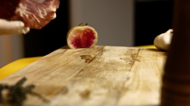 Coloquei carne macia na mesa. Eu uso prancha de madeira loft — Vídeo de Stock