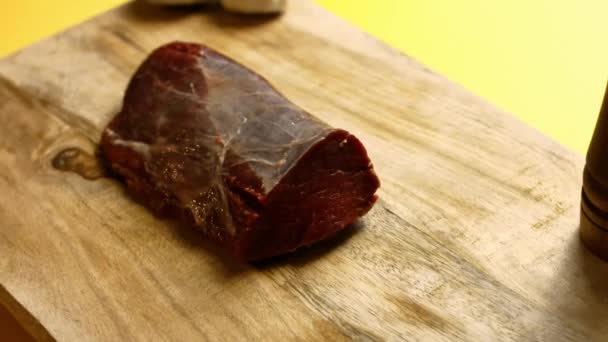 Ik heb mals rundvlees op tafel gelegd. Ik gebruik zolder houten plank — Stockvideo
