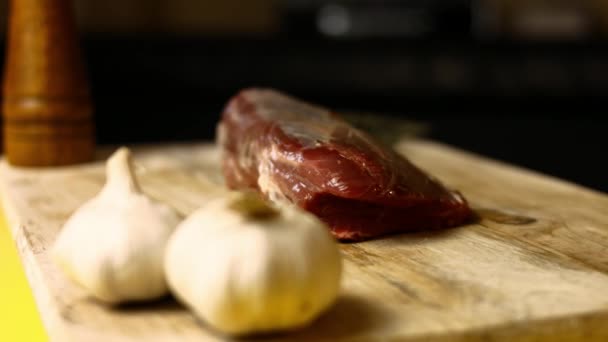 Coloquei carne macia na mesa. Eu uso prancha de madeira loft — Vídeo de Stock