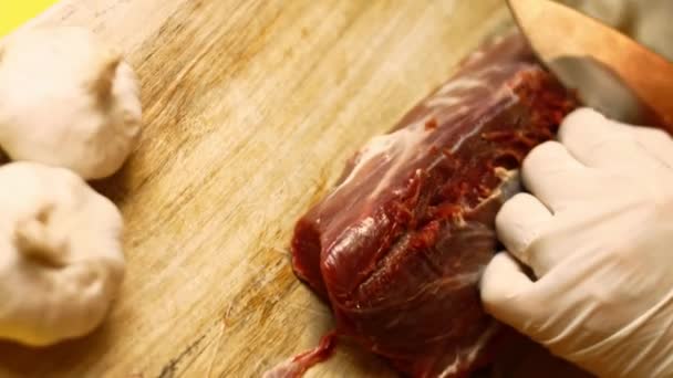 Clean of silver skin beef tenderloin. I use loft wooden board — Stock Video