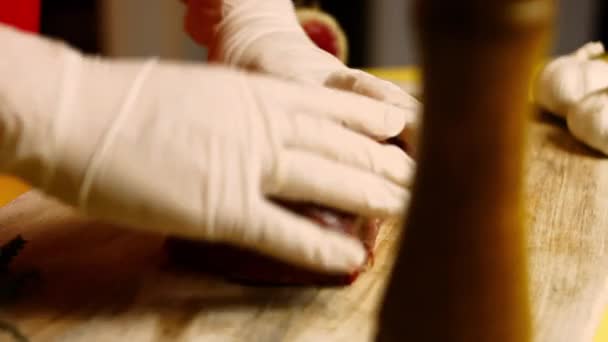 I put tender beef on the table. I use loft wooden board — Stock Video