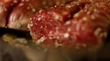 Fırındaki tavada eriyen tereyağı. Kapat.