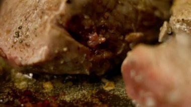 Fırındaki tavada eriyen tereyağı. Kapat.