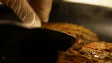 Fırındaki tavada eriyen tereyağı. Kapat.