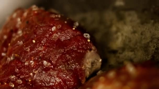 Smör smältande stekning i stekpanna på spis. Närbild — Stockvideo
