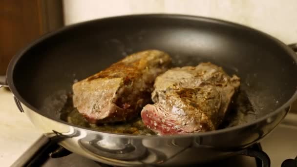 Butter melting sizzling in frying pan on stove. Close up — Stock Video