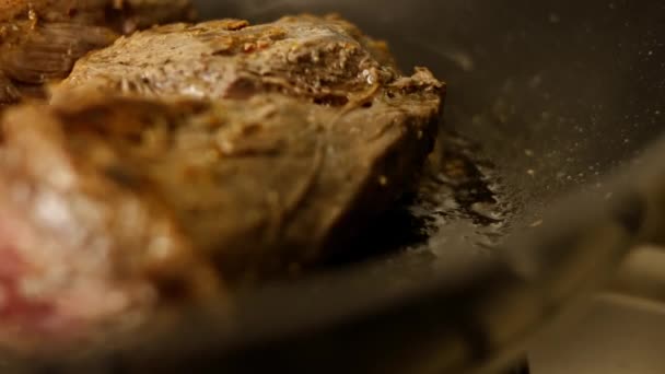 Smör smältande stekning i stekpanna på spis. Närbild — Stockvideo